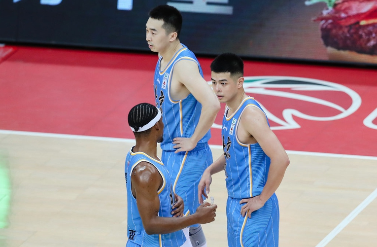 关于西城鲸鲨队鏖战岭北黑豹队，电竞淘汰赛守住胜果，替补奇兵立功。团队防守值得称道的信息