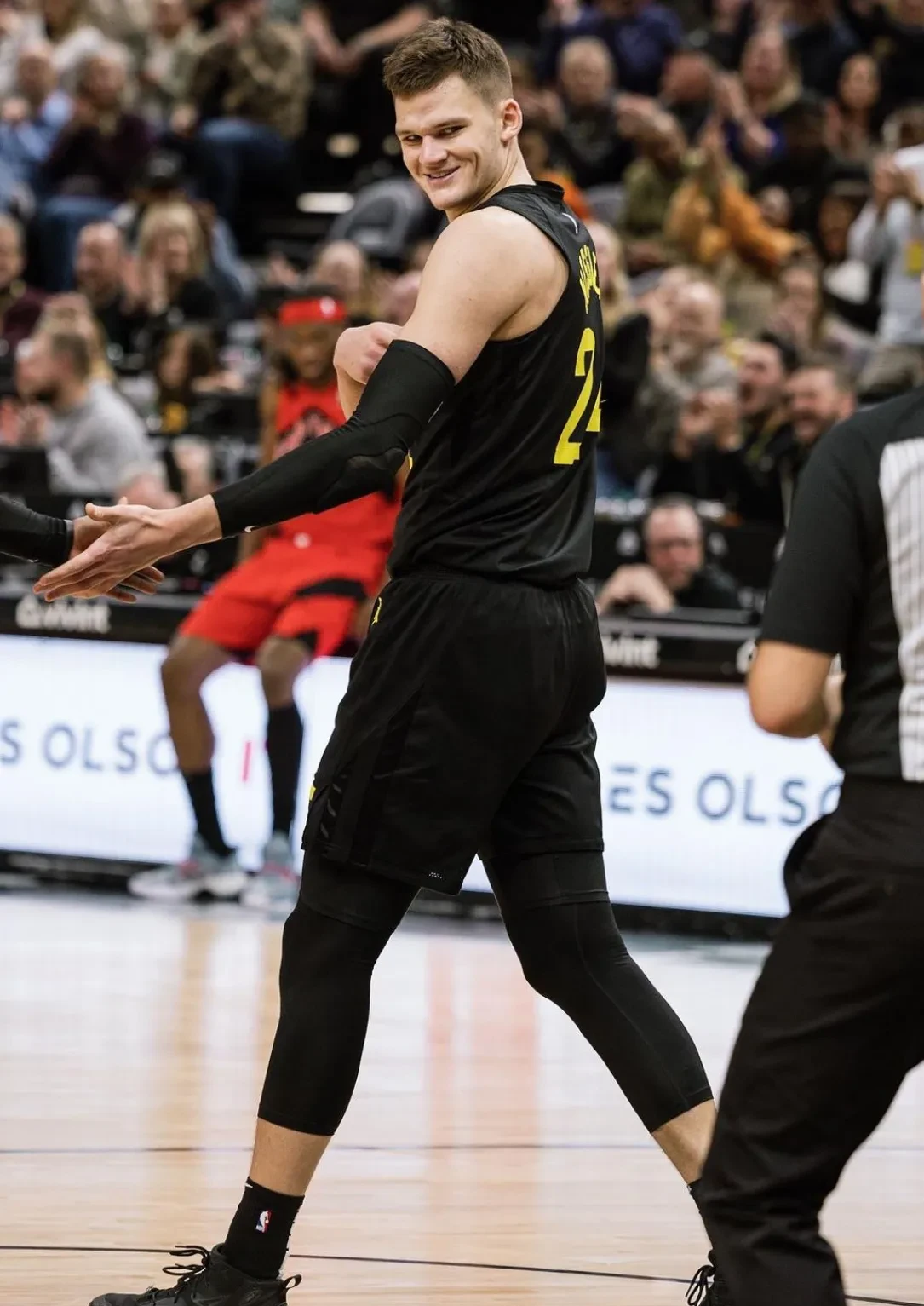 包含NBA季后赛今晨再迎强敌，洛杉矶湖人队长鼓劲，主帅态度——压力陡增，临场指挥获称赞的词条